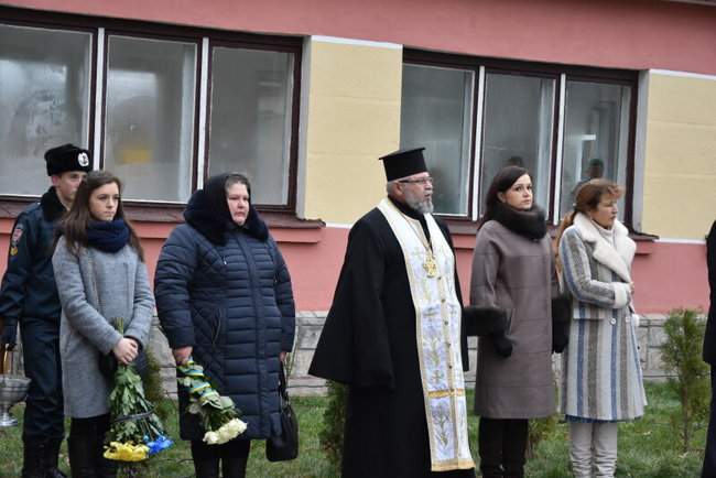 Мемориальную доску погибшему на Донбассе Герою Украины, воину 24-й ОМБр Андрею Волосу открыли в Луцке 04