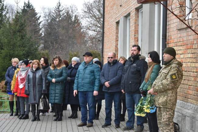 Мемориальную доску погибшему на Донбассе Герою Украины, воину 24-й ОМБр Андрею Волосу открыли в Луцке 09