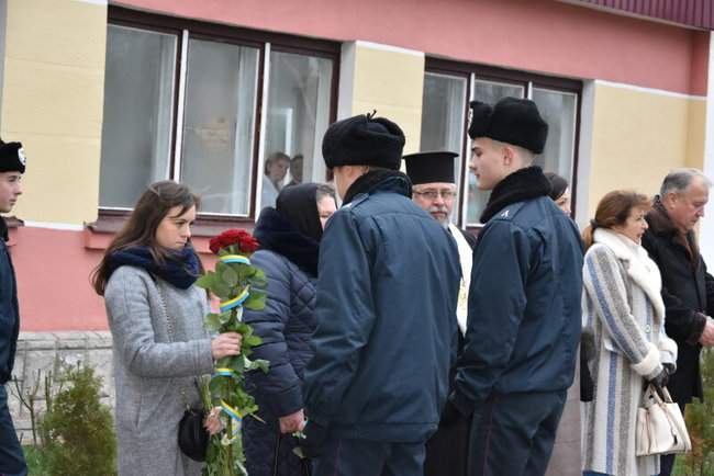 Мемориальную доску погибшему на Донбассе Герою Украины, воину 24-й ОМБр Андрею Волосу открыли в Луцке 13