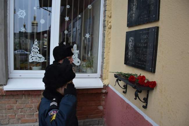 Мемориальную доску погибшему на Донбассе Герою Украины, воину 24-й ОМБр Андрею Волосу открыли в Луцке 16