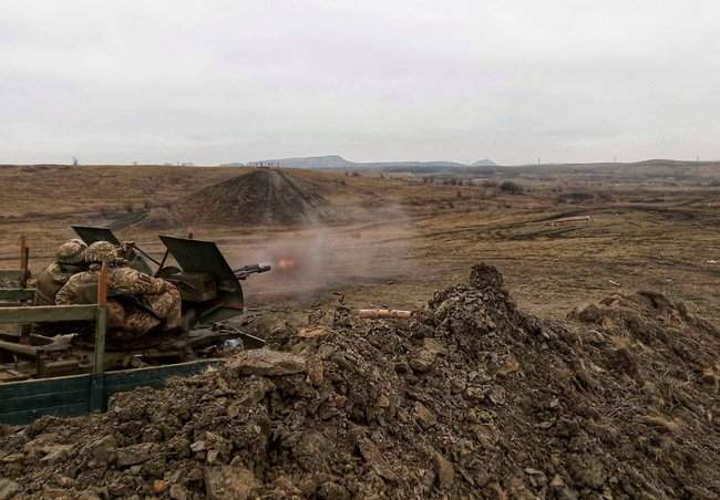 На Донбассе зенитчики провели учения с боевыми стрельбами по уничтожению беспилотников и бронетехники 01