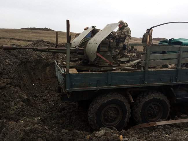 На Донбассе зенитчики провели учения с боевыми стрельбами по уничтожению беспилотников и бронетехники 03