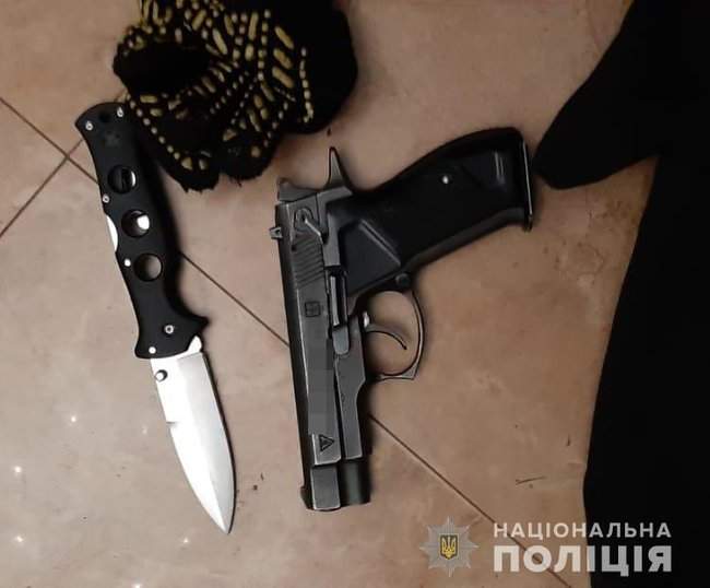 На Киевщине полиция задержала вооруженную банду разбойников во время нападения на дом предпринимателя 03