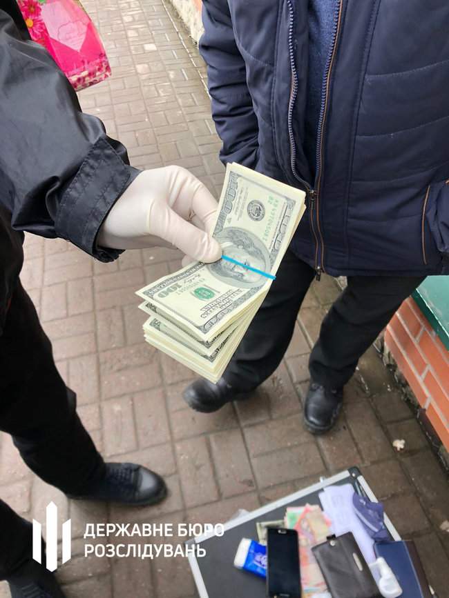 Полицейский с братом требовали $4 тыс. взятки у студентов во Львове, - ГБР 01