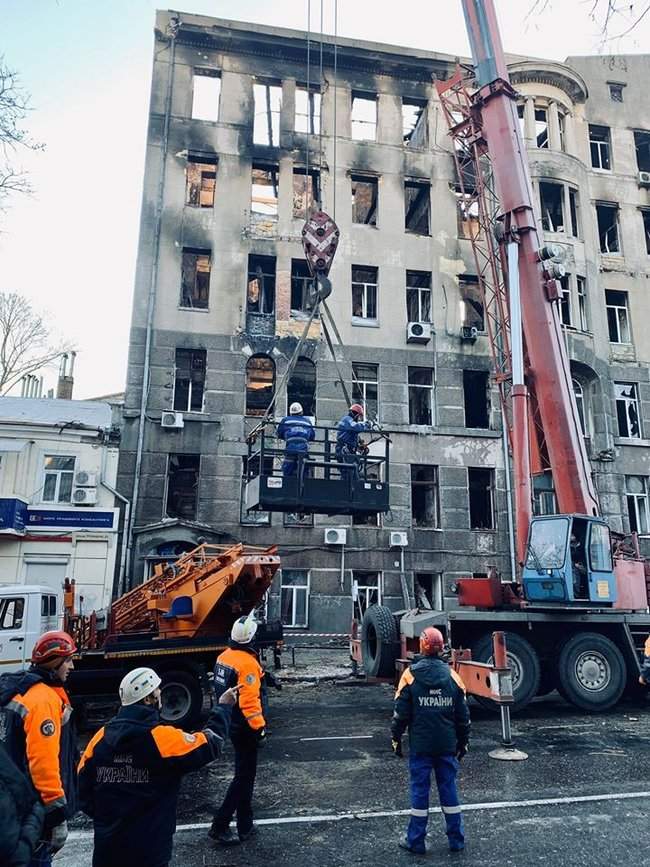 Спасатели поднялись на крышу одесского колледжа для поиска пострадавших, - глава ОГА Куцый 01