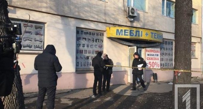 На Днепропетровщине мужчина стрелял в продавщицу в мебельном магазине