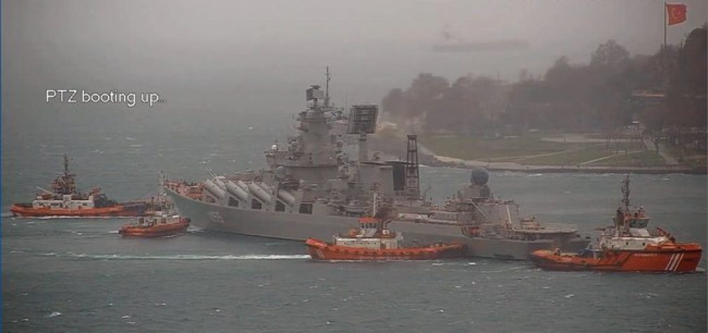 Российский ракетный крейсер “Маршал Устинов” не сумел пришвартоваться к пирсу в Стамбуле и вернулся на стоянку в открытом море. ФОТО