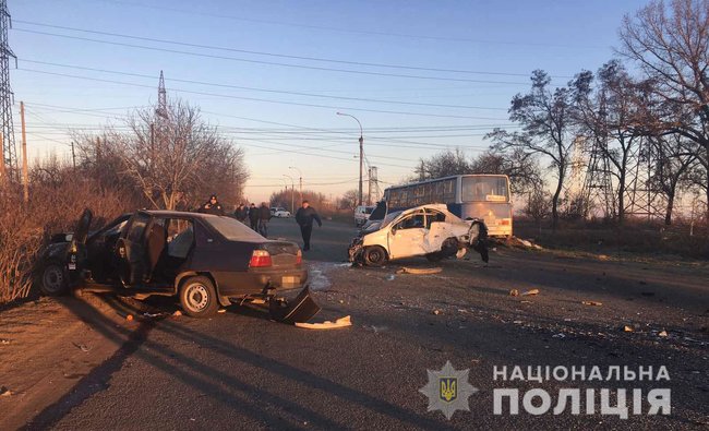 Пассажирский автобус и два автомобиля столкнулись на Днепропетровщине: один человек погиб, 12 - травмированы, - полиция 01