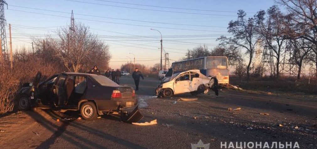 Пассажирский автобус и два автомобиля столкнулись на Днепропетровщине: один человек погиб, 12 – травмированы, – полиция. ФОТО