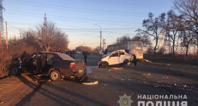 Пассажирский автобус и два автомобиля столкнулись на Днепропетровщине: один человек погиб, 12 – травмированы, – полиция. ФОТО