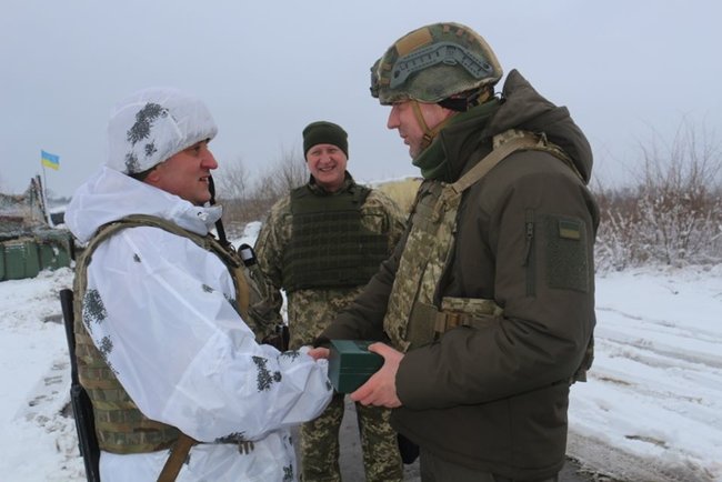 Министр Загороднюк посетил передовую на Луганщине и вручил воинам государственные награды 02