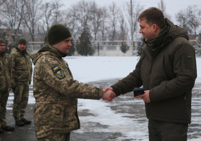 Министр Загороднюк посетил передовую на Луганщине и вручил воинам государственные награды 01