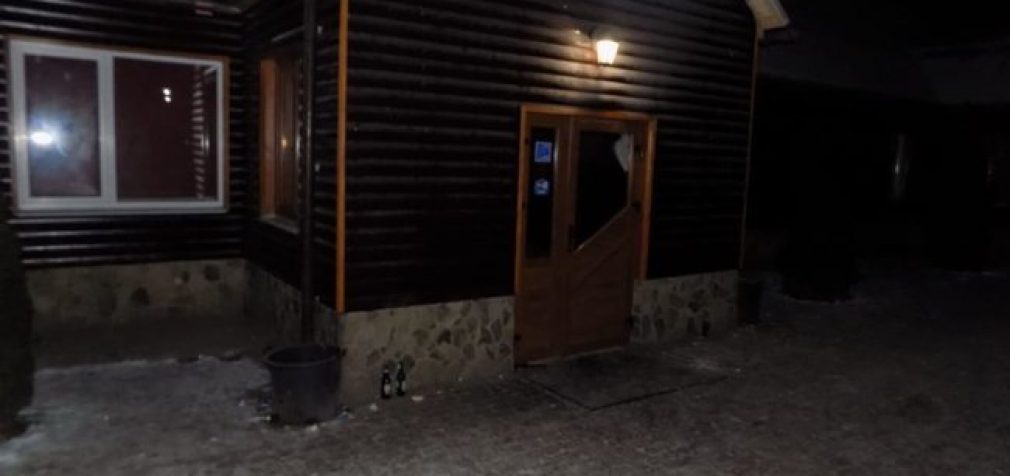 Житель Закарпатья во время конфликта в баре облил латвийца бензином и поджег его, пострадавший в реанимации, – полиция. ФОТО