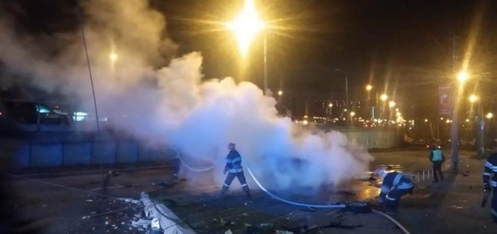 Ночью в Киеве автомобиль снес бетонный столб и загорелся, водитель погиб, – ГСЧС. ФОТО