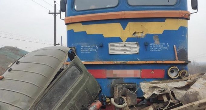 Поезд протаранил грузовик на Закарпатье, есть погибшие, – Нацполиция. ФОТО