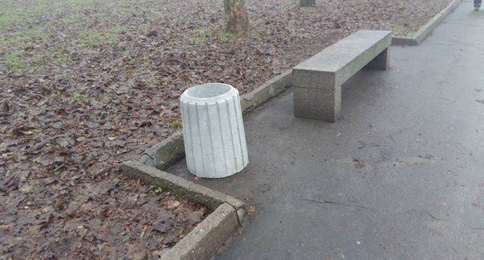 В Днепре устанавливают новые урны в парках и зеленых зонах, – ФОТО