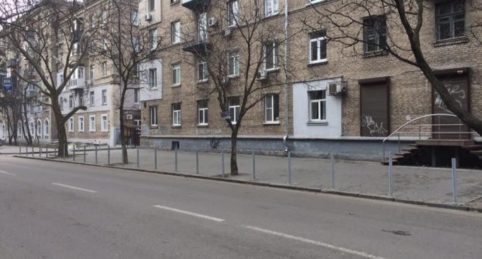 На Гоголя в Днепре демонтируют новые антипарковочные приспособления, – ФОТО