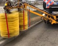 В Днепре работает машина для мойки колесоотбойного бруса и пешеходных ограждений