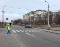 В Днепре у пешеходного перехода появились “пластиковые дети”, – ФОТО