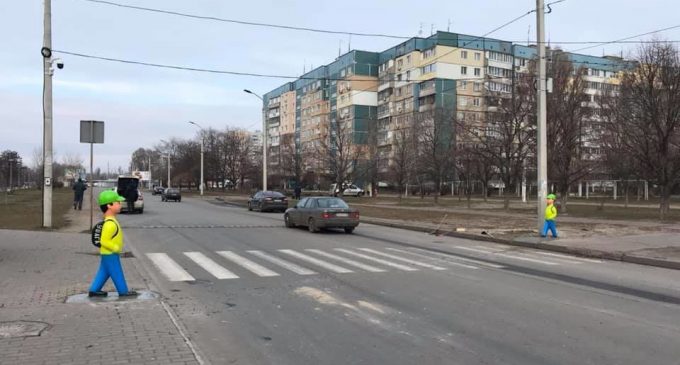 В Днепре у пешеходного перехода появились “пластиковые дети”, – ФОТО