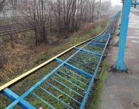 Днепровские полицейские разыскали несовершеннолетних вандалов, которые сломали ограду на вокзальной платформе и сняли это на видео, – ФОТО