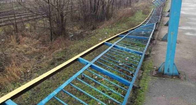 Днепровские полицейские разыскали несовершеннолетних вандалов, которые сломали ограду на вокзальной платформе и сняли это на видео, – ФОТО