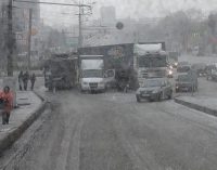 В Днепре на Слобожанском столкнулись грузовик и троллейбус, движение затруднено – ФОТО