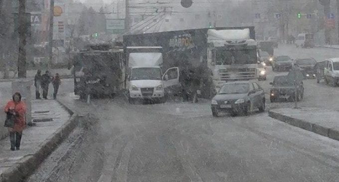 В Днепре на Слобожанском столкнулись грузовик и троллейбус, движение затруднено – ФОТО