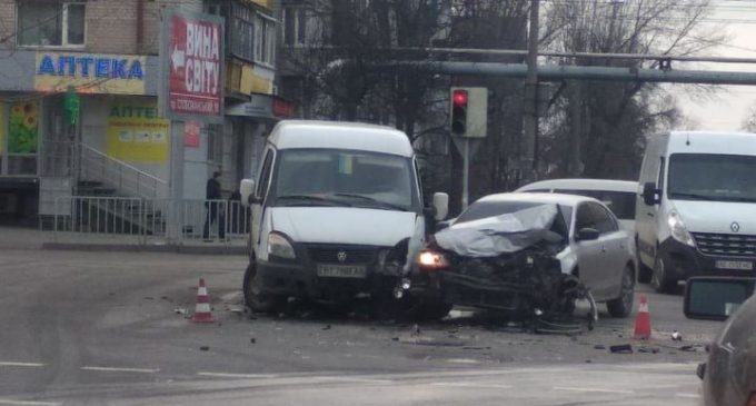В Днепре на Левом берегу произошло ДТП: движение затруднено