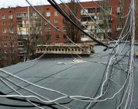“Сплошные петли и ловушки”: в Днепре крыша дома начала биться током, – ФОТО