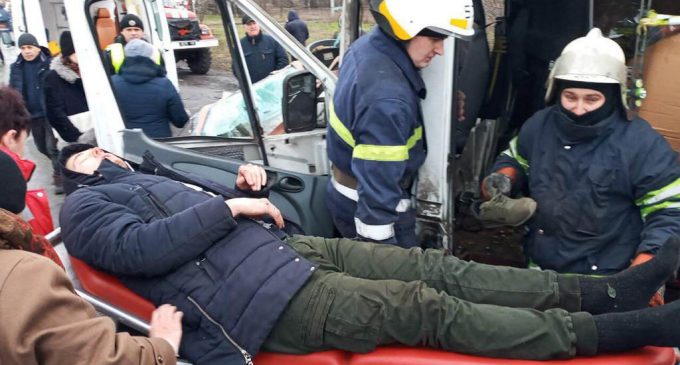 На Днепропетровщине грузовик столкнулся с маршруткой: зажатого водителя доставали спасатели, – ФОТО