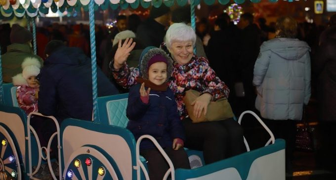 На открытии новогоднего городка и елки в центре Днепра собралось более 6500 горожан