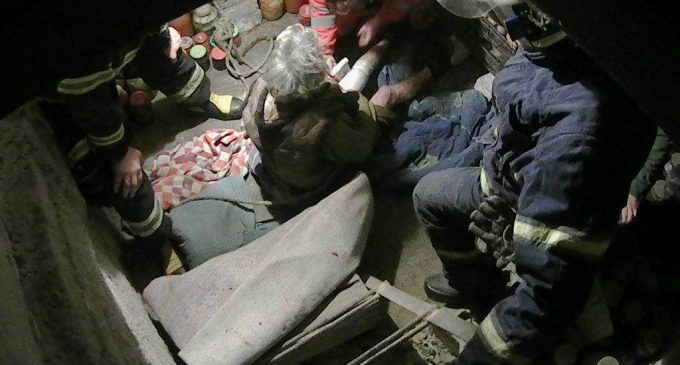 На Днепропетровщине спасатели помогали женщине, упавшей в погреб, – ФОТО