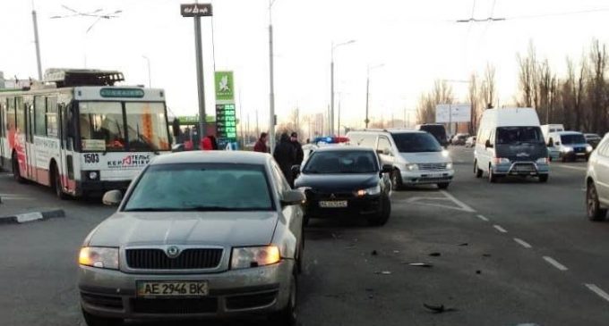 В Днепре произошло две аварии: на ТРЦ Дафи и рядом с парком Сагайдак