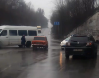 В Днепре на Деземовской столкнулись легковушка и “Спринтер”, движение затруднено, – ФОТО