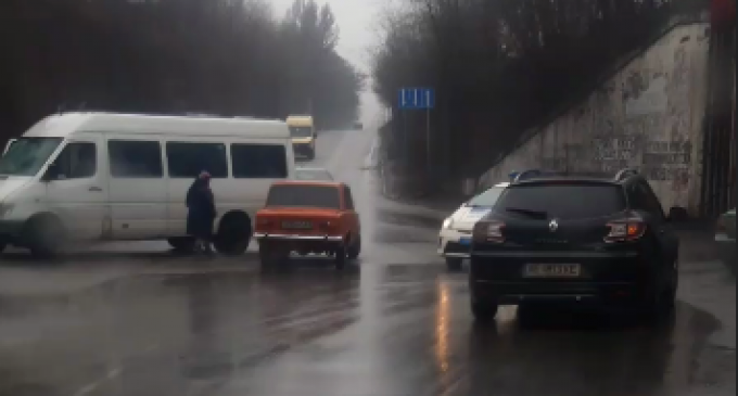 В Днепре на Деземовской столкнулись легковушка и “Спринтер”, движение затруднено, – ФОТО