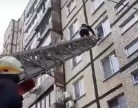 В Днепре чрезвычайники спасли двух девочек, которые застряли одни в квартире, – ВИДЕО