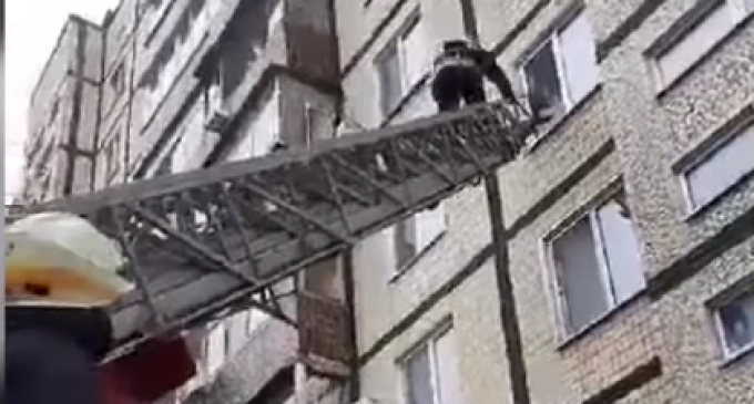 В Днепре чрезвычайники спасли двух девочек, которые застряли одни в квартире, – ВИДЕО