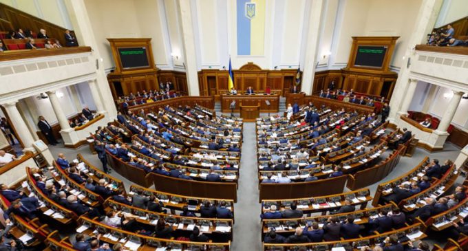 Диджитал детокс: украинцы хотят запретить депутатам пользоваться телефонами в Верховной Раде