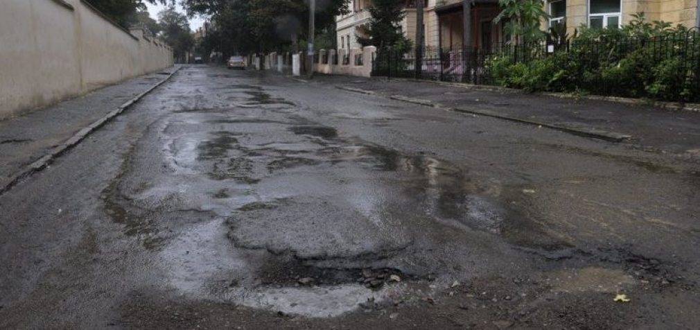 Днепряне требуют отремонтировать дорогу на переулке Джинчарадзе