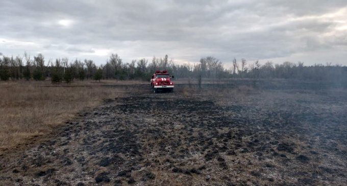 На Днепропетровщине на открытой местности горела сухая трава, – ФОТО