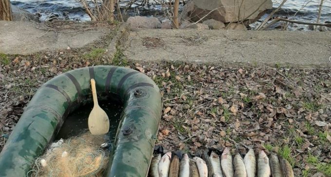 Под Днепром поймали рыболова-браконьера, – ФОТО