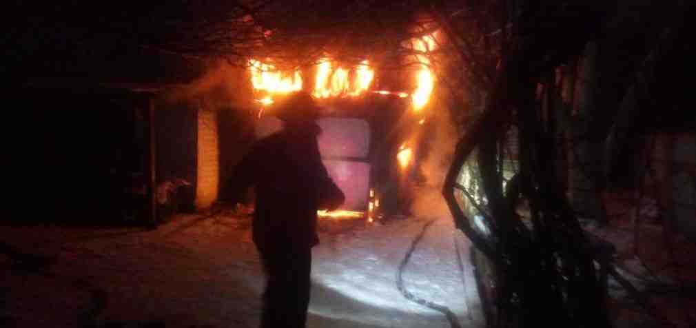 На Днепропетровщине горел гараж с автомобилем, – ФОТО, ВИДЕО