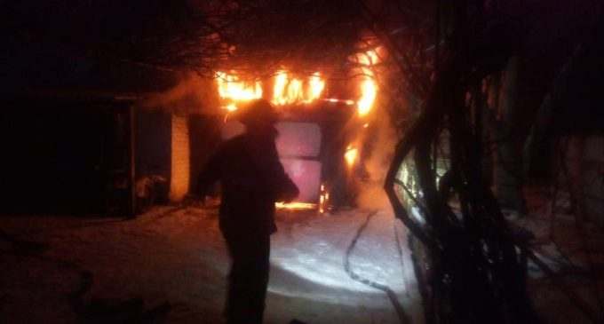 На Днепропетровщине горел гараж с автомобилем, – ФОТО, ВИДЕО