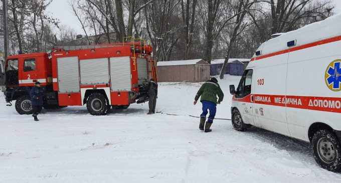 В Днепре скорая помощь застряла в снегу, – ФОТО, ВИДЕО