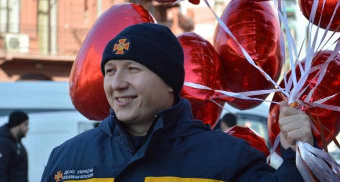 В Днепре спасатели поздравили горожан с Днем всех влюбленных и напомнили о правилах безопасности, – ФОТО, ВИДЕО