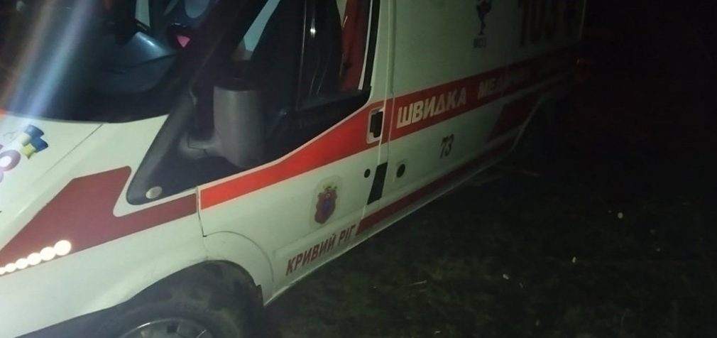 На Днепропетровщине спасатели освобождали застрявший в грязи автомобиль скорой помощи, – ФОТО, ВИДЕО