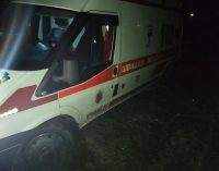 На Днепропетровщине спасатели освобождали застрявший в грязи автомобиль скорой помощи, – ФОТО, ВИДЕО