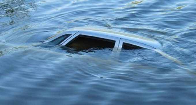 Под Днепром автомобиль упал в воду: пассажирку спасти не удалось, – ВИДЕО