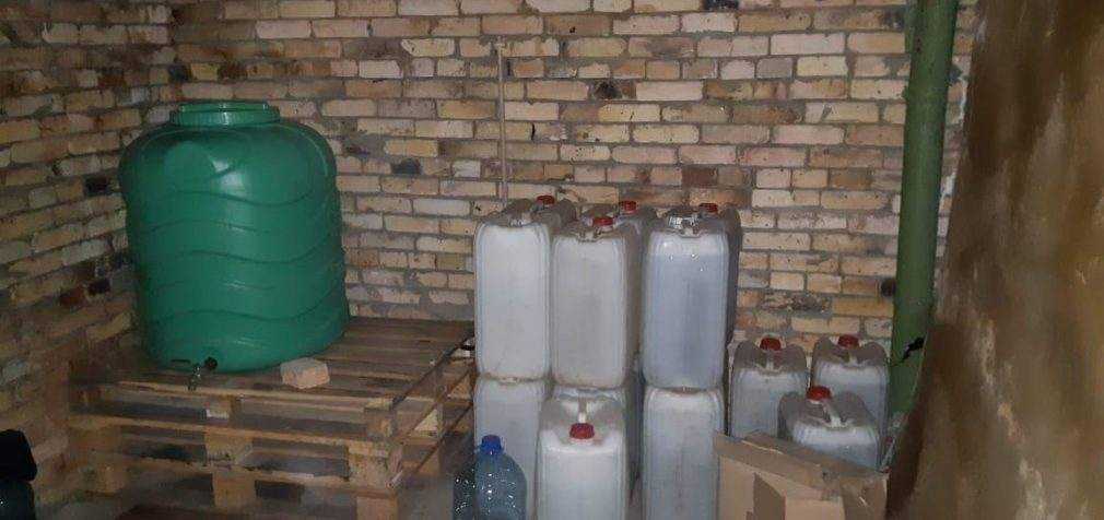 В Днепропетровской области мужчина производил “самопальный” алкоголь и продавал его в интернете, – ФОТО, ВИДЕО